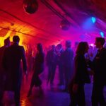Paris Clandestin : Les Soirees Secretes des Cours Interieures qui Font Vibrer la Capitale autour du 7eme Art
